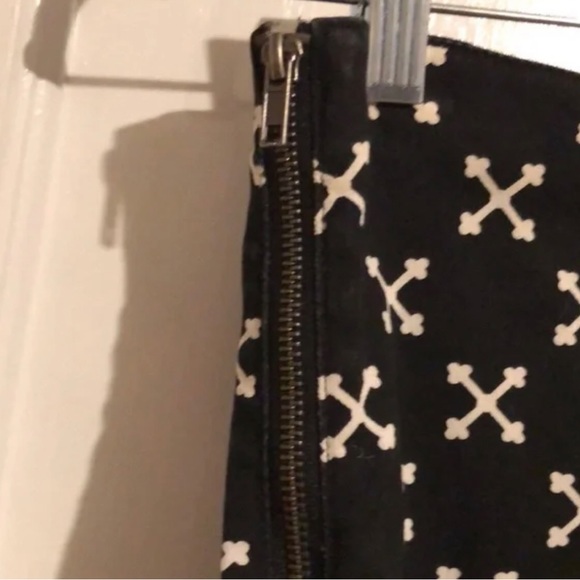 H&M Black and white X pattern zip front skirt - Picture 4 of 7